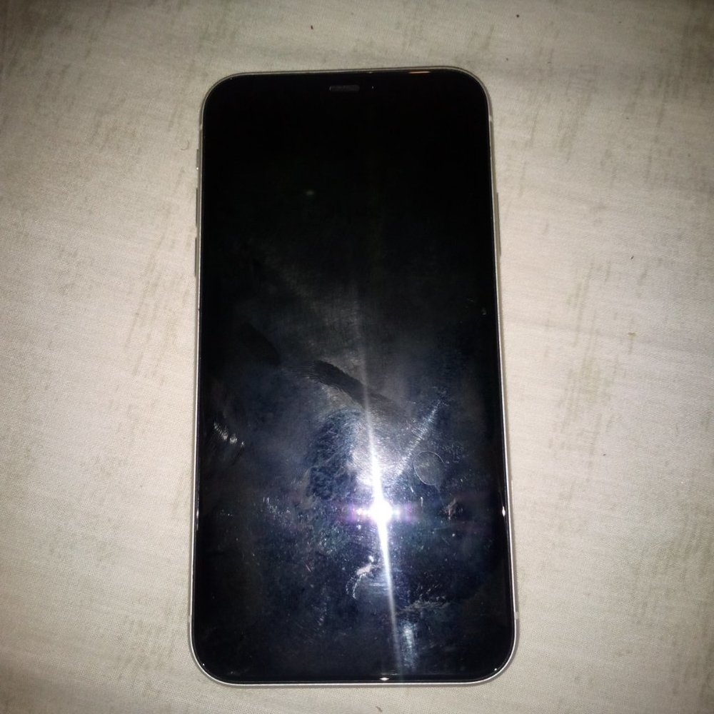 iPhone 11 - Picture 2 of 2